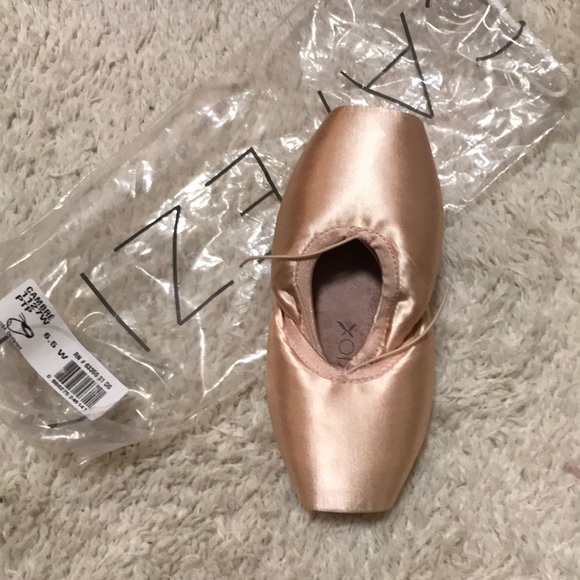 Capezio Pointe Shoes - Picture 2 of 4